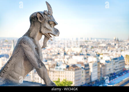 Statue de gargouille sur Notre Dame de Paris Banque D'Images