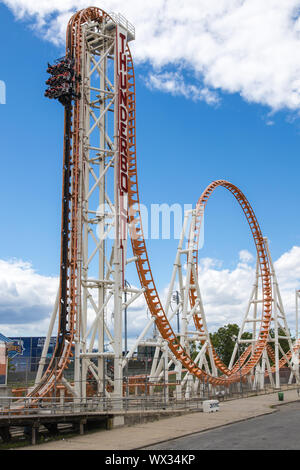 Coney Island, USA - 14 juin 2019 : roller coaster Thunderbolt dans le Luna Park de Coney Island à Brooklyn Banque D'Images