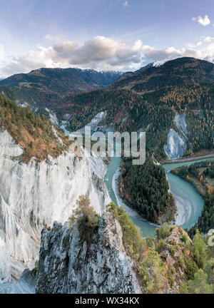 Soir sur la Gorge Ruinaulta, dans la vallée du Rhin de la Suisse sur une journée de la fin de l'automne Banque D'Images