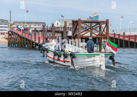 Le port de ferry avec les passagers qui quittent l'île de Helgoland à proximité Dune. Banque D'Images