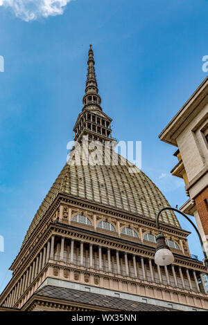 La coupole et la flèche de la Mole Antonelliana,un symbole architectural de la ville de Turin , qui abrite aussi le Musée National du Cinéma de Turin, Italie, Banque D'Images