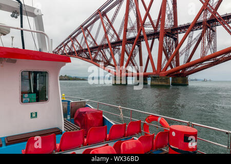 Bateau lancement faisant l'aller-retour près de l'avant pont de chemin de fer Banque D'Images