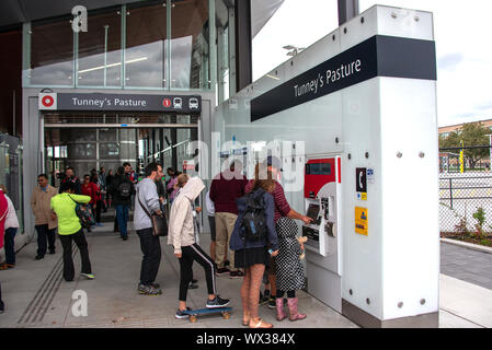 Ottawa, Canada - le 14 septembre 2019 : Les gens achètent des billets pour le très attendu de la ligne de la Confédération la ville de neuf Light Rail Transit (LRT). Le départ du train à la station Pré Tunney à 14h00 pour la première fois. Le projet a coûté 2,1 milliards de dollars et a pris des années de planification. Banque D'Images