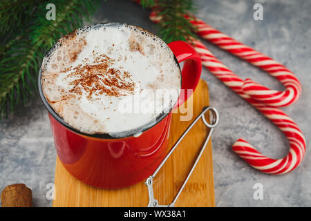 Noël avec chocolat chaud, épices, canne de Noël, sapin et les cookies. Banque D'Images