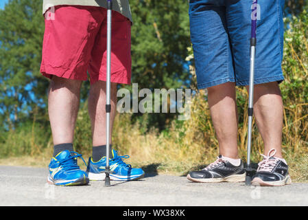 Les jambes du randonneur et des bâtons de randonnée close up Banque D'Images