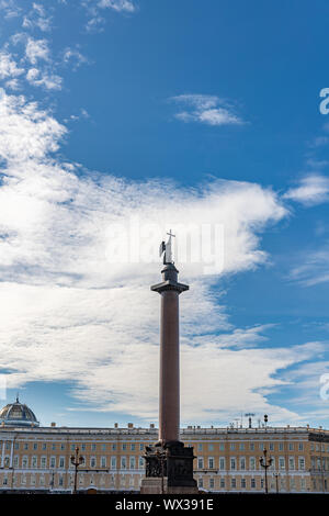 Alexander colonne à la place du palais de Saint-Pétersbourg, Russie Banque D'Images