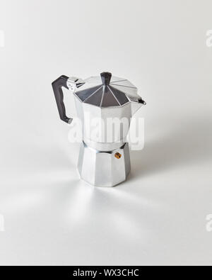 Metal traditionnelle cafetière italienne présenté sur fond gris avec copie espace. Banque D'Images