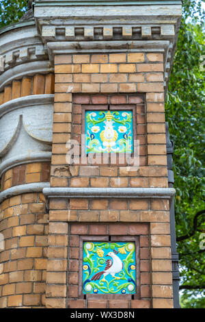 Fragment de grillage de jardin Mikhaïlovski avec les carreaux de céramique à Saint-Pétersbourg, en Russie. Banque D'Images