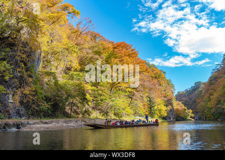 Gorges Geibikei Croisières à feuillage de l'automne saison. Beaux paysages paysages voir le jour par temps ensoleillé. Ichinoseki, Iwate Prefecture, Japan Banque D'Images