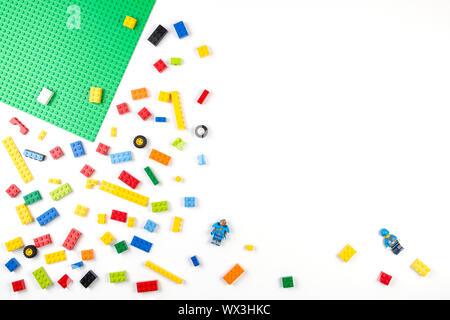 Vilnius, Lituanie - 17 août, 2019 : blocs Lego briques colorées sur le tableau blanc, vue du dessus Banque D'Images