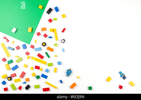 Vilnius, Lituanie - 17 août, 2019 : blocs Lego briques colorées sur le tableau blanc, vue du dessus Banque D'Images