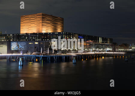 Le Théâtre Royal Danois, ou Skuespilhuset, donnant sur le port de Copenhague, par nuit Banque D'Images