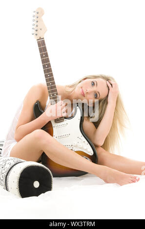 Jolie blonde avec une guitare électrique sur fond blanc Banque D'Images