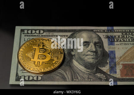 Sur un bitcoin Cryptocurrency one hundred dollar bill Banque D'Images