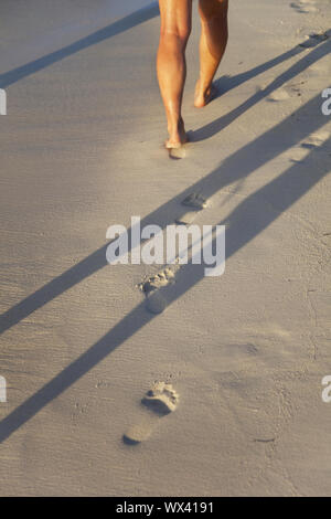 Des traces de pas dans le sable beach Banque D'Images