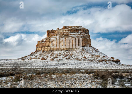 Fajada Butte sous la neige, Chaco Culture National Historical Park, New Mexico USA Banque D'Images