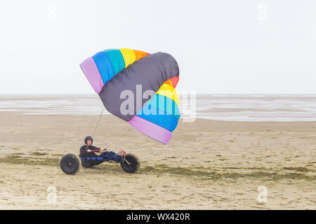 Dutch boy buggy kite en conduite avec plage Banque D'Images