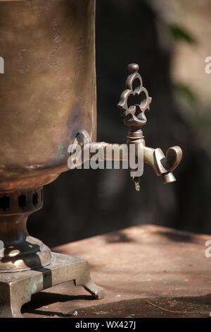 Détail d'un vieux samovar de bronze en plein air au bois, la préparation de l'eau pour l'infusion de thé, selective focus Banque D'Images