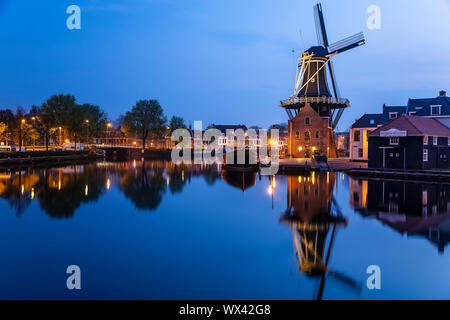 Moulin à vent et la rivière Spaarne at Twilight, Haarlem, Pays-Bas Banque D'Images