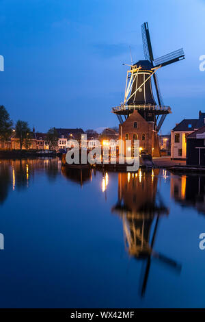 Moulin à vent et la rivière Spaarne at Twilight, Haarlem, Pays-Bas Banque D'Images