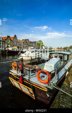 Des bateaux et des maisons sur la rivière Spaarne, Haarlem, Pays-Bas Banque D'Images