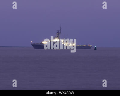 Sheerness, Kent, UK. 16 Septembre, 2019. Le HMS Medway ancré au large de Sheerness, Kent ce soir. Elle doit arriver à Chatham demain et sera officiellement mis en service après le lieu/river elle est nommée d'après pendant le séjour. Le HMS Medway est un 90 mètres et des patrouilles seront impliqués dans la lutte contre le terrorisme et la lutte contre la contrebande de la paix pour aider à maintenir la sécurité de la Grande-Bretagne. Credit : James Bell/Alamy Live News Banque D'Images