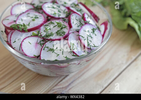 Couper en radis salade de roquette et vert. Banque D'Images