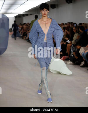 Londres, Royaume-Uni. 16 Sep, 2019. Un modèle présente une création de Richard Malone lors de la London Fashion Week à Londres, Royaume-Uni, le 16 septembre 2019. Credit : Han Yan/Xinhua/Alamy Live News Banque D'Images