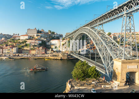 Bateau de plaisance sur le fleuve Douro à Porto Banque D'Images