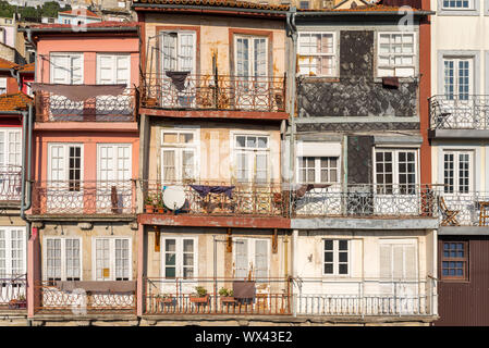 Maisons anciennes typiques de style architectural portugais à Porto Banque D'Images