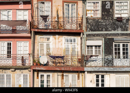 Maisons anciennes typiques de style architectural portugais à Porto Banque D'Images