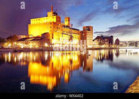 Port intérieur au crépuscule, Duisburg, Ruhr, Rhénanie du Nord-Westphalie, Allemagne, Europe Banque D'Images