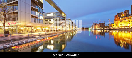 Port intérieur au crépuscule, Duisburg, Ruhr, Rhénanie du Nord-Westphalie, Allemagne, Europe Banque D'Images