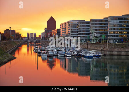 Coucher de soleil dans le port intérieur avec marina et NRW archive, Duisburg, Ruhr, Allemagne, Europe Banque D'Images