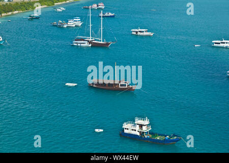 Maldives Vue aérienne de seaplane sur navires de tourisme. Banque D'Images