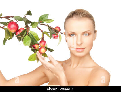 Photo de femme charmante avec apple twig Banque D'Images