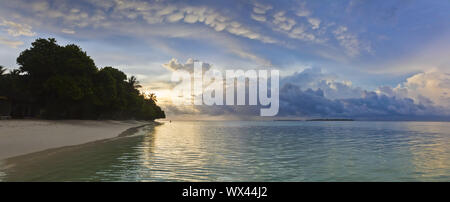 Magnifique coucher de soleil aux Maldives Banque D'Images