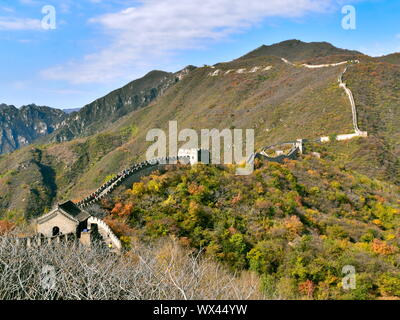 Grande Muraille de Chine chemin et Watch Tower sur de belles montagnes aux couleurs automnales, Chine, Mutianyu Banque D'Images