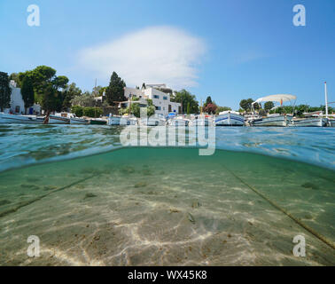 Espagne Cadaques, bateaux typiques au bord de la mer et le sable sous l'eau, Portlligat village, Costa Brava, Catalogne, mer Méditerranée Banque D'Images