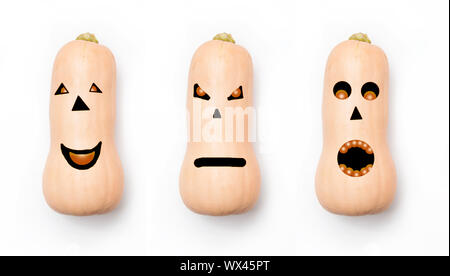 Trois citrouilles avec différents visages sur fond blanc. Concept pour l'halloween. Banque D'Images