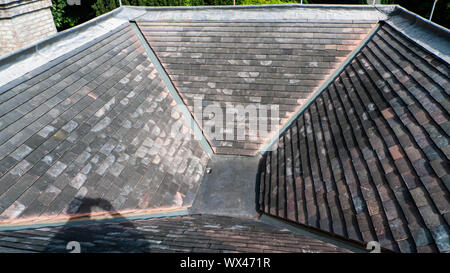 Vue sur le toit d'une maison victorienne gulley après re-carrelage et de l'installation de nouveaux feux de plomb Banque D'Images