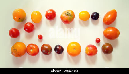 Vue de dessus sur les produits agricoles frais tomates multicolores sur la table. Banque D'Images