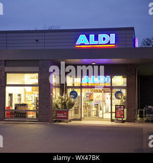 Direction générale de l'Aldi-Nord au crépuscule, Witten, Ruhr, Nordrhein-Westfalen, Germany, Europe Banque D'Images