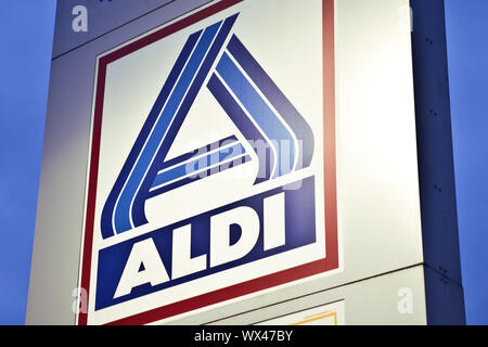 Logo d'Aldi-Nord au crépuscule, Witten, Ruhr, Nordrhein-Westfalen, Germany, Europe Banque D'Images