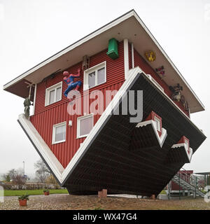 Le crazy house, une maison à l'envers avec installations complètes, Bispingen, Basse-Saxe, Allemagne Banque D'Images