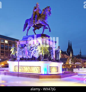 Patinoire éclairée avec statue équestre Friedrich Wilhelm III. , Cologne, Allemagne, Europe Banque D'Images