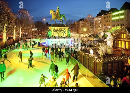 Personnes sur la patinoire éclairée sur le Heumarkt, Cologne, Rhénanie du Nord-Westphalie, Allemagne, Europe Banque D'Images