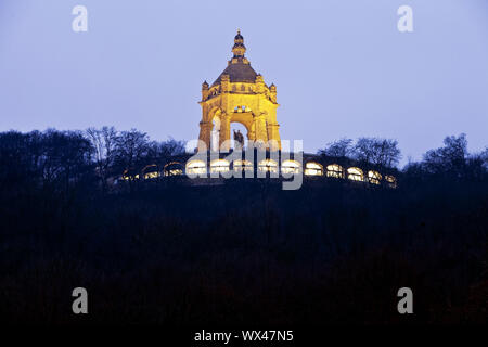 Monument de l'empereur Guillaume illuminée au crépuscule, Porta Westfalica, à l'Est de la Westphalie, Allemagne, Europe Banque D'Images