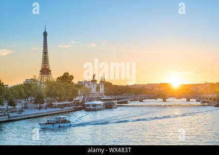 Magnifique coucher de soleil avec la Tour Eiffel Banque D'Images