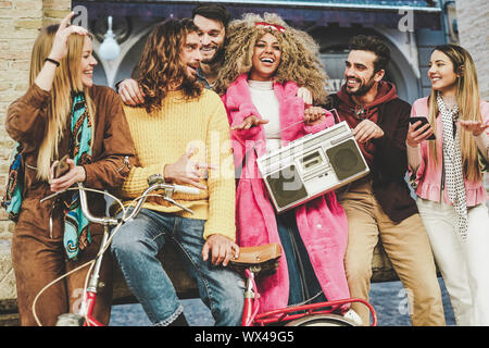 Groupe d'amis faisant partie d'écouter de la musique avec vintage boombox - Happy young people having fun outdoor Banque D'Images